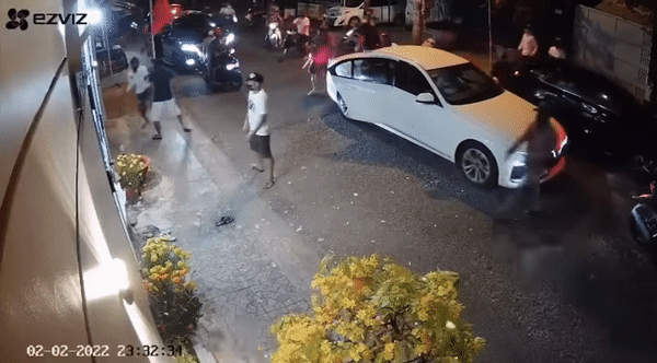 Kinh hoàng nhóm thanh niên cầm mã tấu chém loạn xạ vào nhà dân - Hình 3 Kinh hoang nhom thanh nien cam ma tau chem loan xa vao nha dan-Hinh-3