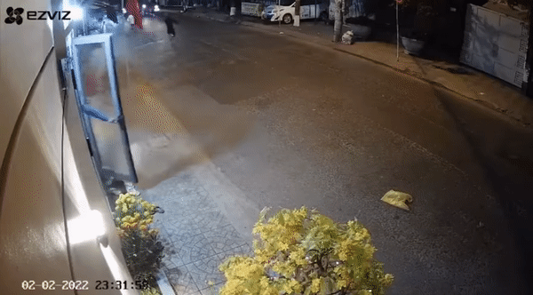 Kinh hoàng nhóm thanh niên cầm mã tấu chém loạn xạ vào nhà dân Kinh hoang nhom thanh nien cam ma tau chem loan xa vao nha dan