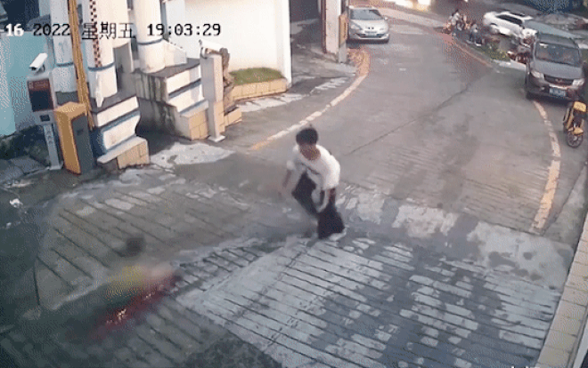 Thiếu niên lấy thân mình bắt trọn bé trai 5 tuổi 'cưỡi' ván trượt Thieu nien lay than minh bat tron be trai 5 tuoi 'cuoi' van truot