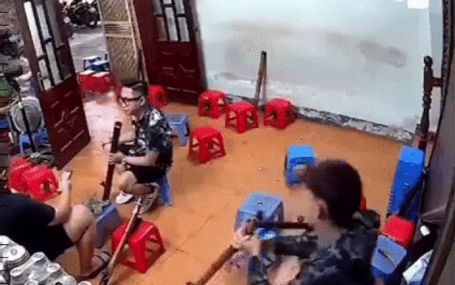 Nữ chủ quán dùng 'tuyệt chiêu' giải cứu thanh niên say thuốc lào Nu chu quan dung 'tuyet chieu' giai cuu thanh nien say thuoc lao