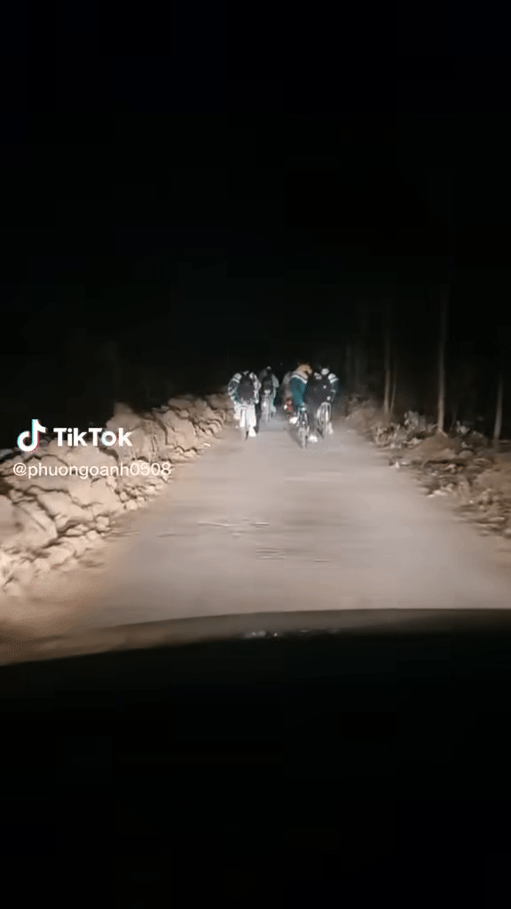 Nhóm học sinh bất ngờ gặp 'phép màu' soi lối đi giữa đêm Nhom hoc sinh bat ngo gap 'phep mau' soi loi di giua dem