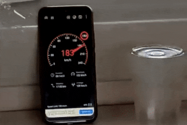 Khoảnh khắc gây lú cực mạnh: Đặt trên tàu chạy 180km/h, cốc nước không đổ giọt nào Khoanh khac gay lu cuc manh: Dat tren tau chay 180km/h, coc nuoc khong do giot nao