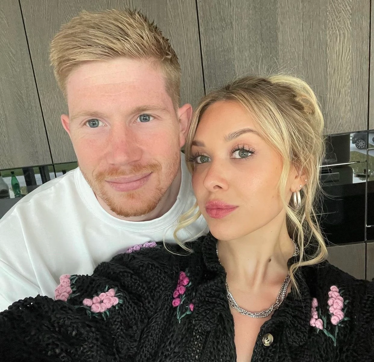 Chuyện tình 8 năm hạnh phúc của Kevin De Bruyne