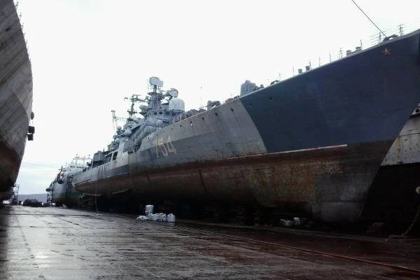 Hải quân Nga không đủ tiền tháo dỡ, tàu chiến rỉ sét trong cảng