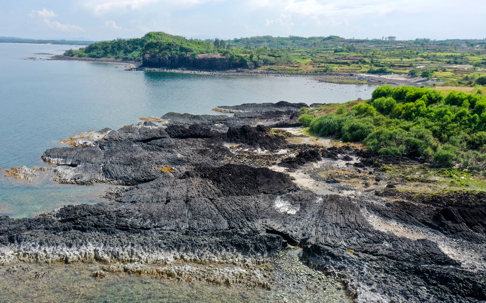 Tuyệt tác bãi san hô lộ thiên ở Gành Yến