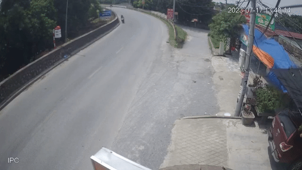 Tai xe xe dau keo vuot au o khuc cua, doi nam nu gap hoa