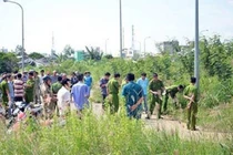 Bất cẩn khi chở gã nghiện, người lái xe ôm chết thảm dưới bụi cỏ voi