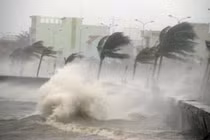 Bão Wipha sắp đổ bộ đất liền, gây mưa rất to tại nhiều tỉnh, thành