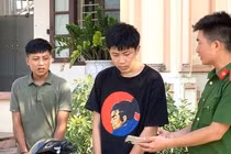 Bắt 2 đối tượng dàn cảnh hỏi mua điện thoại rồi cướp giật 