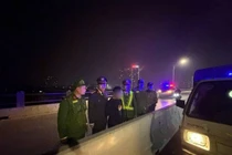 Kịp thời ngăn chặn người phụ nữ có ý định nhảy cầu tự tử ở Hà Nội