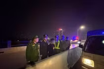 Kịp thời ngăn chặn người phụ nữ có ý định nhảy cầu tự tử ở Hà Nội