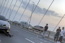 Đi xe đạp ngược chiều trên cầu Nhật Tân, người đàn ông bị tông tử vong