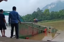 Đò chở học sinh bị lật trên sông Mã ở Thanh Hóa