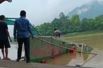 Đò chở học sinh bị lật trên sông Mã ở Thanh Hóa