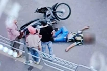 Đâm vào hàng rào phân làn, người đàn ông bị thương nặng