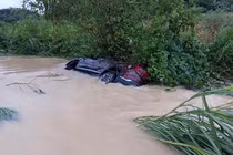 Ô tô bị lũ cuốn, 5 người may mắn thoát nạn ở Tuyên Quang