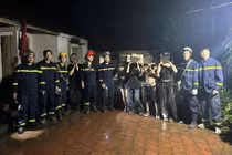 Giải cứu 5 người mắc kẹt trên đỉnh núi Hàm Lợn