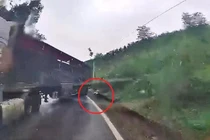 Chạy tốc độ cao khi vào cua, xe đầu kéo xoay ngang húc người phụ nữ đi xe máy tử vong