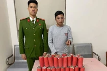 Bắt giữ đối tượng mua bán pháo nổ, tàng trữ ma túy ở Hà Nội