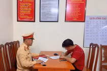 Xử phạt tài xế dùng khẩu trang che biển số xe máy ở Hà Nội