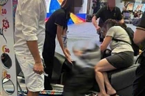 Người đàn ông rơi từ tầng cao xuống dưới tại Aeon Mall Long Biên