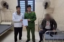 Hỗ trợ kịp thời người đàn ông nằm bất tỉnh bên đường ở Hà Nội