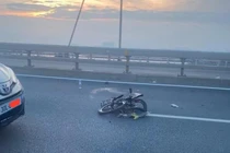 Người đàn ông tử vong khi đạp xe ngược chiều trên cầu Nhật Tân, trách nhiệm tài xế?