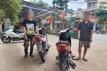 Nhóm thanh niên "bốc đầu" xe máy quay video đăng lên mạng ở Tuyên Quang