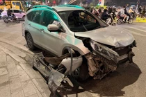 Xe tải đâm ô tô con gây tai nạn liên hoàn ở Hà Nội, tài xế lái xe bỏ chạy 