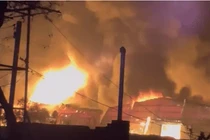 Xưởng nhựa bốc cháy dữ dội trong đêm ở Hưng Yên