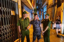 Bắt đối tượng dùng vỏ chai bia đuổi đánh người dân trước cổng trường học