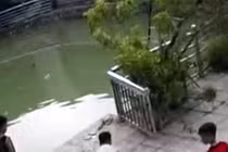 Ra gần giếng làng để chơi, 2 anh em ruột bị đuối nước tử vong