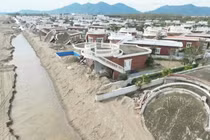 Bộ Xây dựng yêu cầu làm rõ vụ sập hàng loạt villa ở Hà Tĩnh sau bão số 10