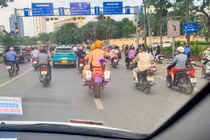 CSGT dùng xe chuyên dụng mở đường đưa cháu bé đi cấp cứu 