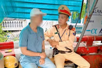 Kịp thời ngăn nam thanh niên định nhảy cầu Chương Dương