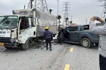 Tai nạn liên hoàn hoàn trên phố Hà Nội, ô tô bán tải biến dạng phần đầu