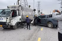 Tai nạn liên hoàn hoàn trên phố Hà Nội, ô tô bán tải biến dạng phần đầu