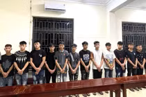 Hai nhóm đối tượng lạng lách, đánh võng, ném vỏ chai bia, rượt đuổi đánh nhau