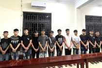 Hai nhóm đối tượng lạng lách, đánh võng, ném vỏ chai bia, rượt đuổi đánh nhau