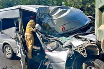 Tai nạn liên hoàn giữa 3 ô tô, một phụ nữ mắc kẹt trên xe khách ở Hà Nội