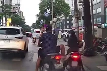 Xử phạt tài xế húc xe máy chờ đèn đỏ, dọa đạp nữ quân nhân ở Hà Nội