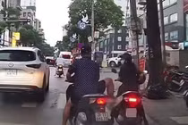 Xử phạt tài xế húc xe máy chờ đèn đỏ, dọa đạp nữ quân nhân ở Hà Nội