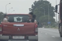 Lập biên bản xử phạt tài xế chở 6 trẻ em trên thùng xe ô tô