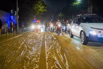 Xử phạt tài xế xe tải làm rơi vãi bùn đất xuống đường, nhiều người bị ngã