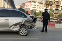 Nữ tài xế ô tô đâm liên hoàn ở cầu vượt Vọng, 1 người tử vong