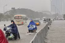 Bão Matmo sức gió đang giật cấp 13, dự báo 2 kịch bản bão đổ bộ