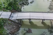 Sụt lún gây sập, đứt gãy đường dẫn lên cầu Tát Luông