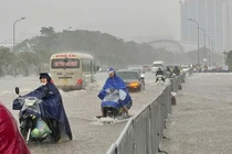 Bão Matmo sức gió đang giật cấp 13, dự báo 2 kịch bản bão đổ bộ