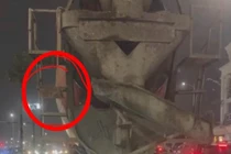 Xử phạt 23 triệu với tài xế xe trộn bê tông vì biển số bị bùn đất che lấp