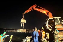 Trục vớt và di dời hai quả bom hơn 1,3 tấn gần cầu Long Biên